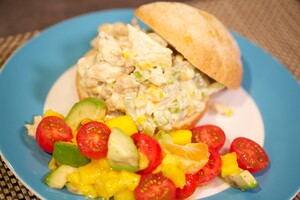 Cajunkip met friszoete tomatensalade