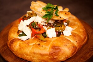 Pikante groente in Turks brood
