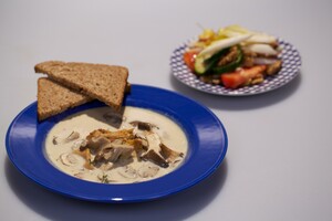 Romige paddenstoelensoep met gegrilde courgettesalade