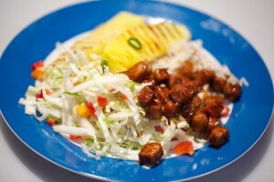 Snelle babi ketjap met gegrilde ananas