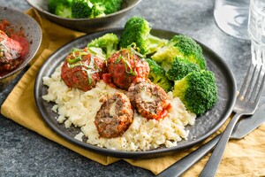 Aardappelpuree met broccoli en gehaktballetjes in tomatensaus met een verrassing (mozzarellakern)