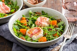 Winterse pompoensalade met pecannoten, cranberry's en geitenkaas in spek