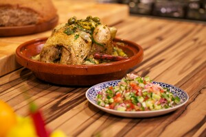 Marokkaanse kiptajine met Marokkaanse komkommersalade