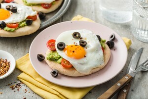 Ontbijtpizza met avocado en spiegelei