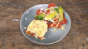 Sunny side up tosti met salade