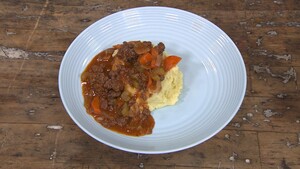 Aardappelpuree met rode-wijnstoof van gehakt