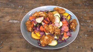 Kipnuggets met regenboogsalade