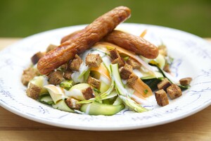 Wortel-aspergesalade met merquezworstjes