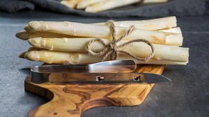Asperges schillen