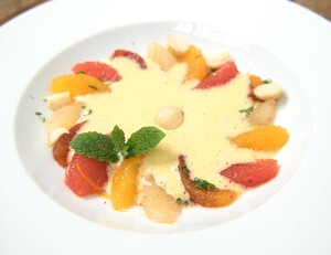 Gemarineerd citrusfruit en vanillesabayon