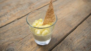 Parfait van maanzaad met granaatappel en ahornsiroopkleetskopjes