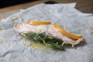 zalmpakketjes met prei en saffraan