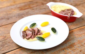 Gegrilde lamsfilet, gegrilde babycourgettes, aardappelpuree en citroentijmjus