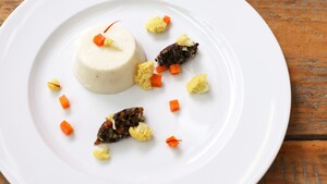 Bloemkool panna cotta, pickles en zwarte olijven