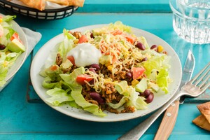 Mexicaanse salade met gehakt, bonen, avocado, homemade tortillachips en graskaas