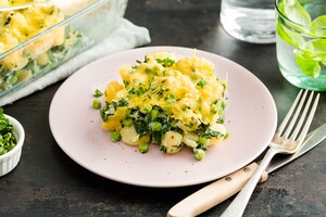 Romige gnocchi met doperwten, spinazie en graskaas uit de oven