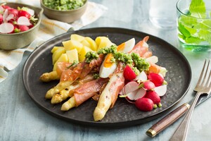 Asperges met ham en pesto van radijsblad
