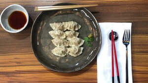 Gyoza met shiitake, gehakt, prei, gember en spitskool