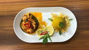 Ayam rica rica met nasi kuning, omelet en bananenblad
