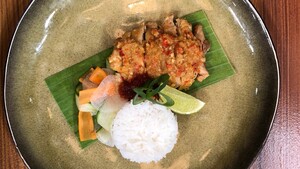 Ayam rica rica met kokos, atjar en rijst
