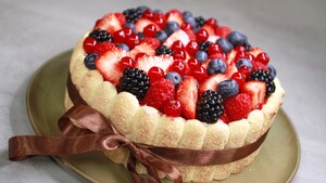 Charlotte Russe met rood fruit