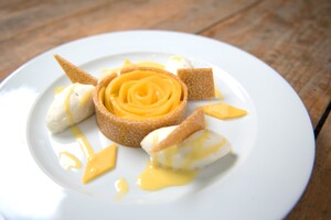 Roos van mango met sesamnougatine en mangosaus