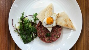 Steak tartare: bavette met gebakken kwartelei