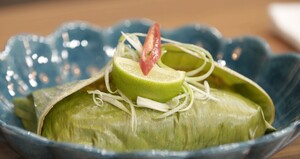 Ikan pepesan met rijst in bananenblad gestoomd