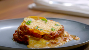 Lasagne met een Parmezaankoekje, bolognaisesaus en mozzarella