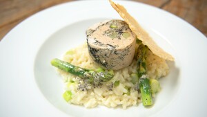 Rouleau van scharrelkip, risotto, Parmezaankletskop en lichte truffeljus