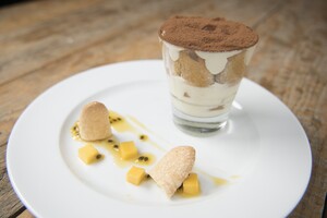 tiramisu met mango en passievruchtenkaramelsaus