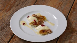 Witte chocolademousse met walnotencrunch en gekarameliseerde banaan