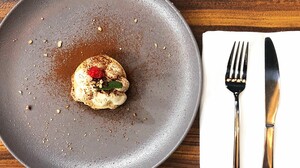 Millefoglie van filodeeg, chocolade, tiramisucrème en framboos