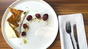 Millefoglie met vanillecrème, karamel, pistache & frambozen