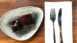 Millefoglie met bramen, chocolademousse, sorbet & koffiekrokantje