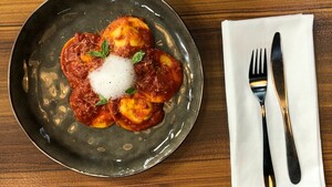 Ravioli met ricotta, sinaasappel, nootmuskaat en tomatensaus