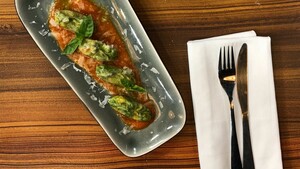 Ravioli met aardappel, munt, pecorino en tomatensaus