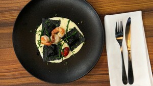 Ravioli met inktvisinkt, zeebaars, coquilles en gorgonzolasaus