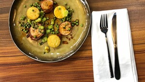 Saltimbocca met kipfilet, Marsalasaus, tuinbonen en polenta