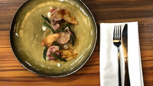 Saltimbocca met kalfshaas, bloemkoolcrème en aspergetips