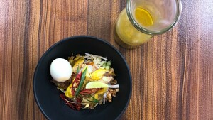 Soto ayam met witte kool, kokos en glasnoedels