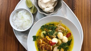 Soto ayam met krokante kip en kwarteleitjes