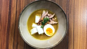 soto ayam met kokos, lontong en sambal
