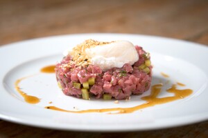 Steak tartaar met sesamkruim en zacht gepocheerd ei