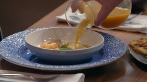 Bouillabaisse met zeebaars, kokkels en gamba's