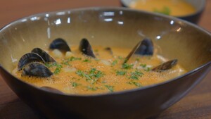 Bouillabaisse met kreeft, mosselen en kokkels