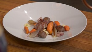 Coq au vin met rode wijn, pastinaakmousseline en gekaramelliseerde groenten
