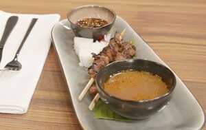 Saté kambing met lontong en gado gado