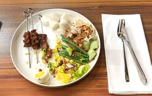 Saté kambing met lontong en gado gado