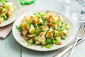 Aardappelsalade met rucola en katenspek